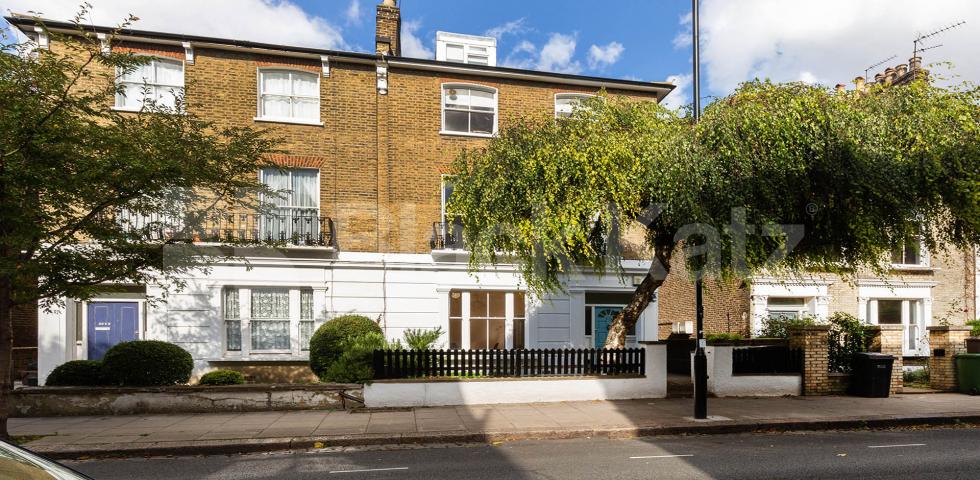 Super one bed garden flat set on a premier road in Kentish Town mins to tube.  Patshull Road, Kentish Town